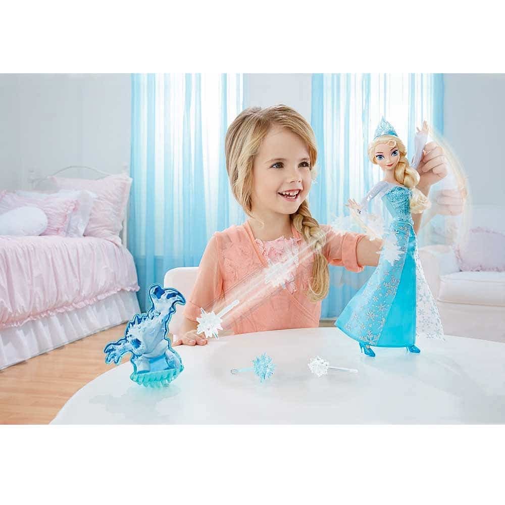 Now you can make Elsa's powers fly - just like in the movie! Lift her arm for magical lights and an icy blast of frozen fun! La