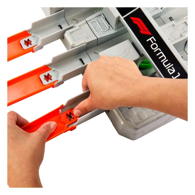 Connecting Hot Wheels Formula 1 Grand Prix Circuit track pieces